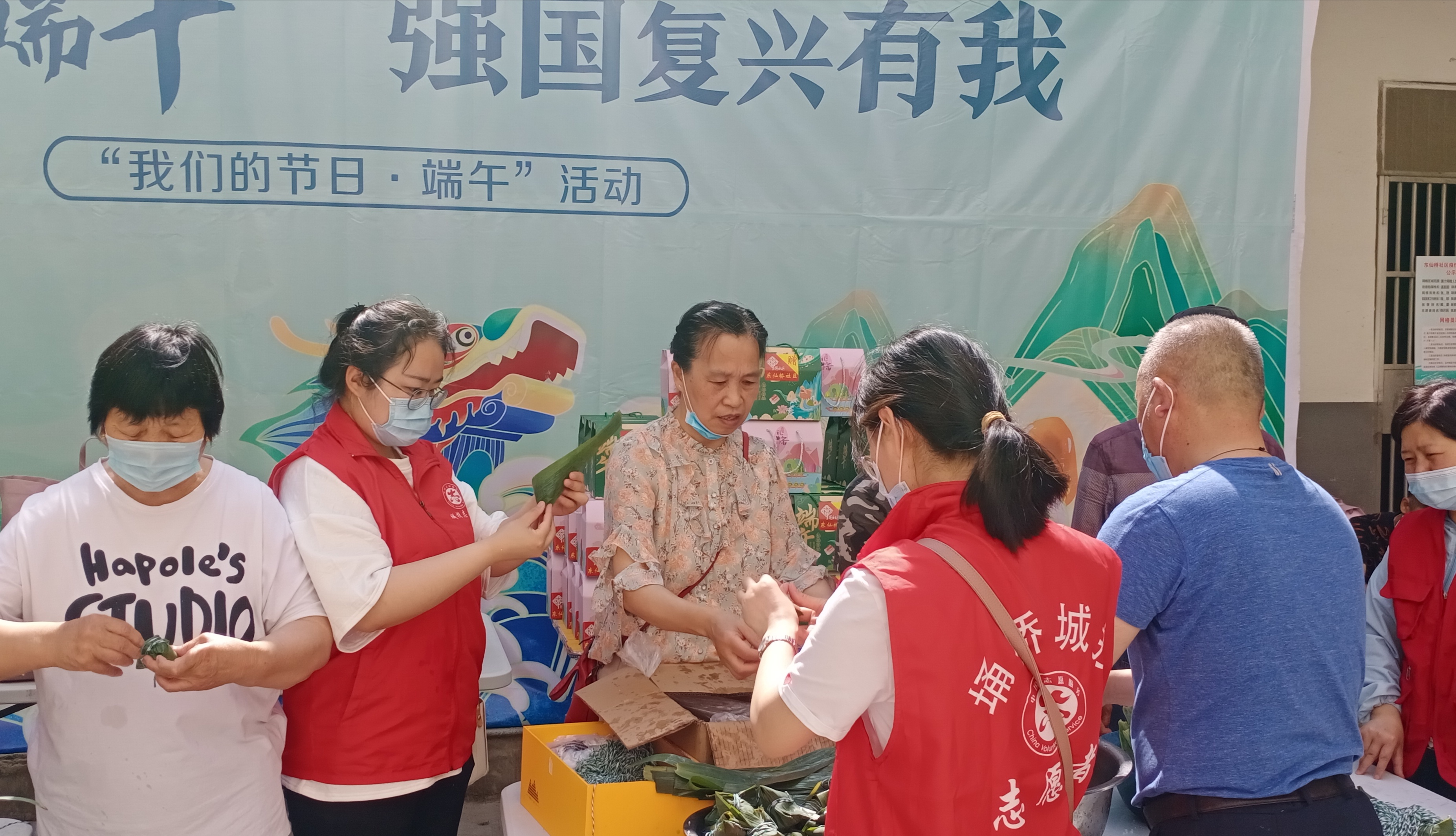 端午節(jié)活動(dòng)簡(jiǎn)報(bào)照片3.jpg 端午節(jié)活動(dòng)簡(jiǎn)報(bào)照片3.jpg